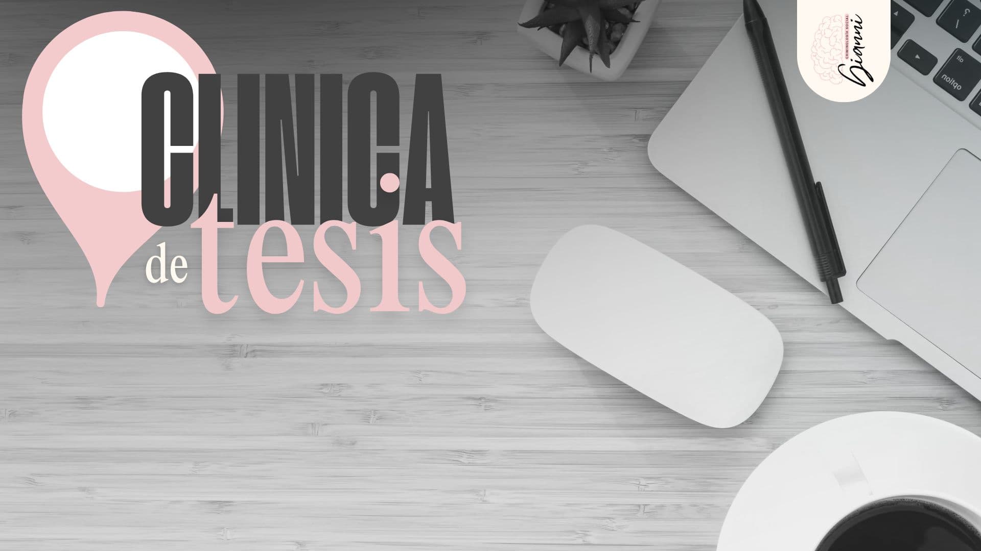 Banner de "Clínica de tesis" sobre un escritorio con laptop, ratón, bolígrafo y café.
